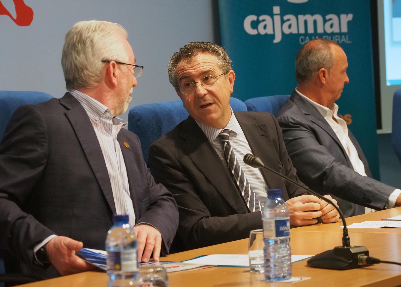 Las mejores fotografías del acto de presentación en Palos del libro de Cajamar sobre el futuro del regadío