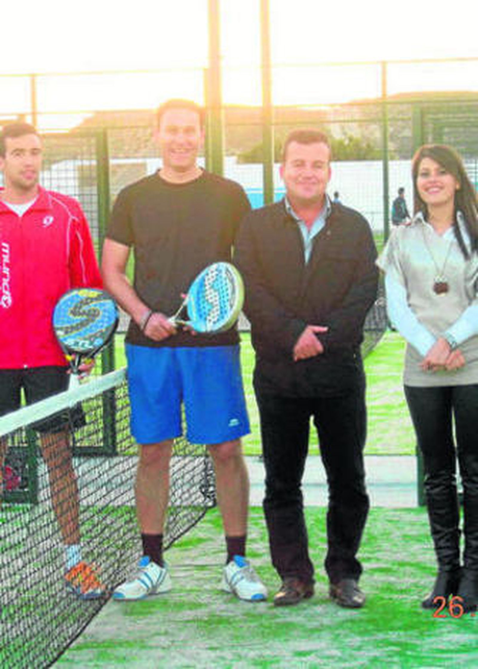 El alcalde y la diputada de Deportes en las pistas de pádel.