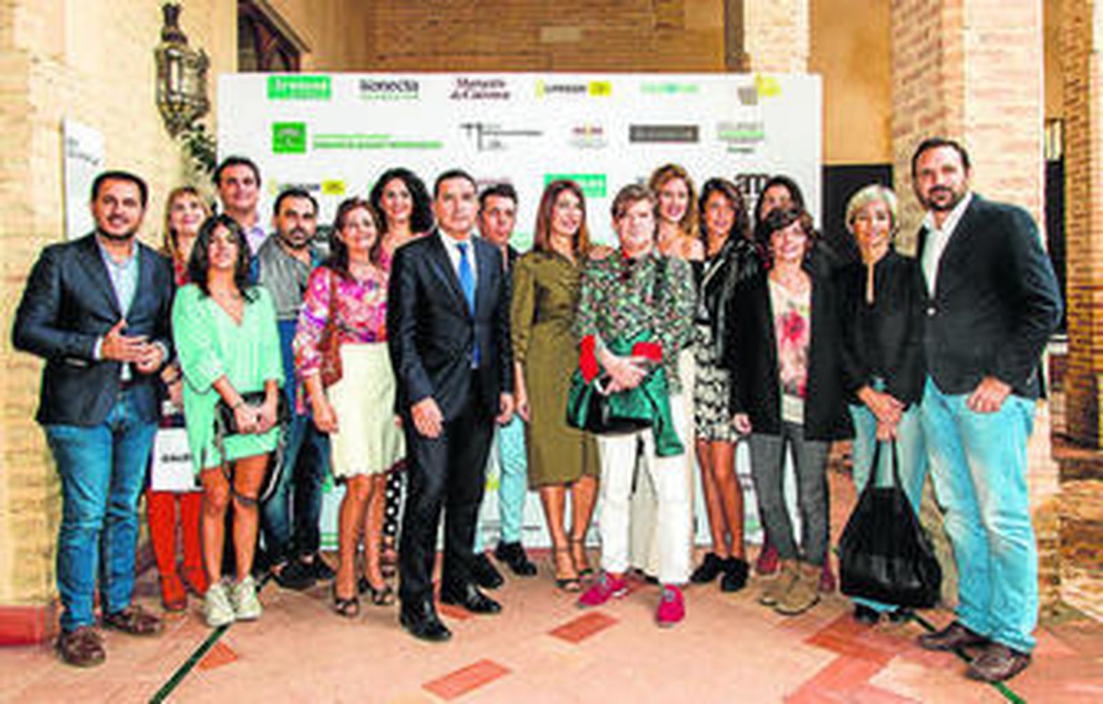 Diseñadores y organizadores de la cita posan en el Palacio de los Marqueses de la Algaba.