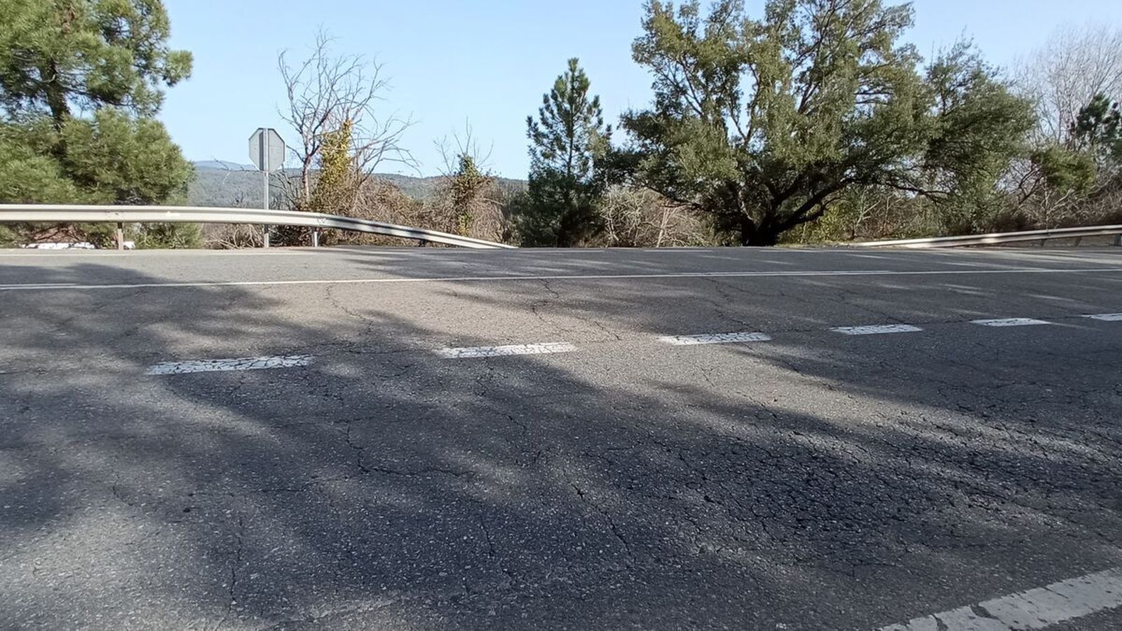 Vista de la N-433 en el momento del cruce del sendero