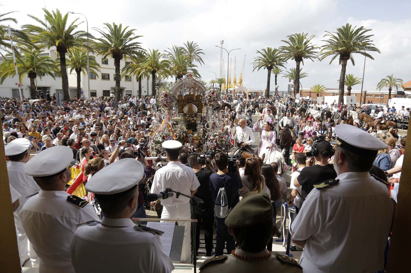 El Rocío 2023: Imágenes de la Hermandad de Emigrantes en su salida de Huelva