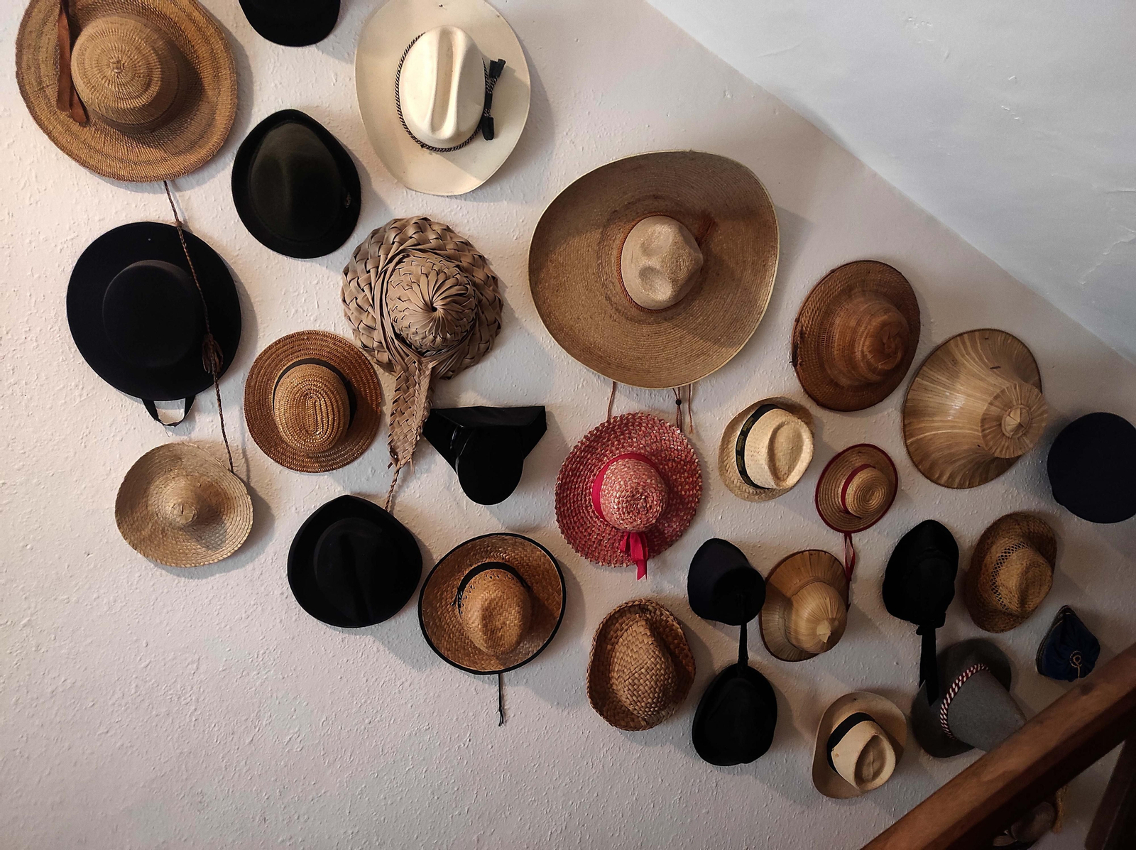 Colección de sombreros del mundo en uno de los pasillos de la casa.