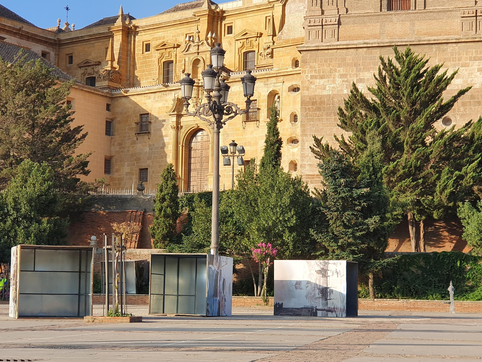 Una exposición en una plaza de Guadix (Granada) sufre actos vandálicos