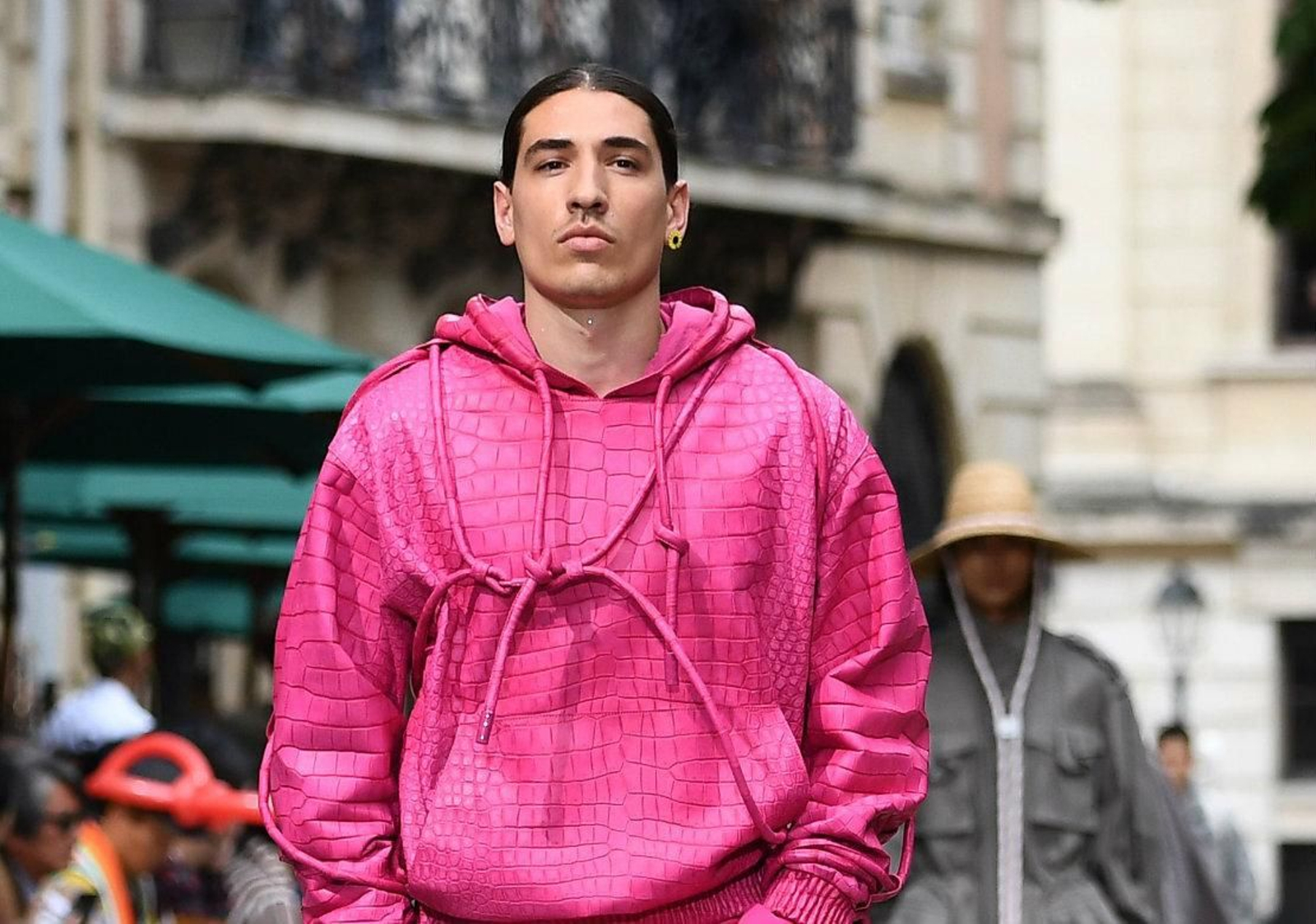 El futbolista Héctor Bellerín desfila en Londres para la firma Louis Vuitton.