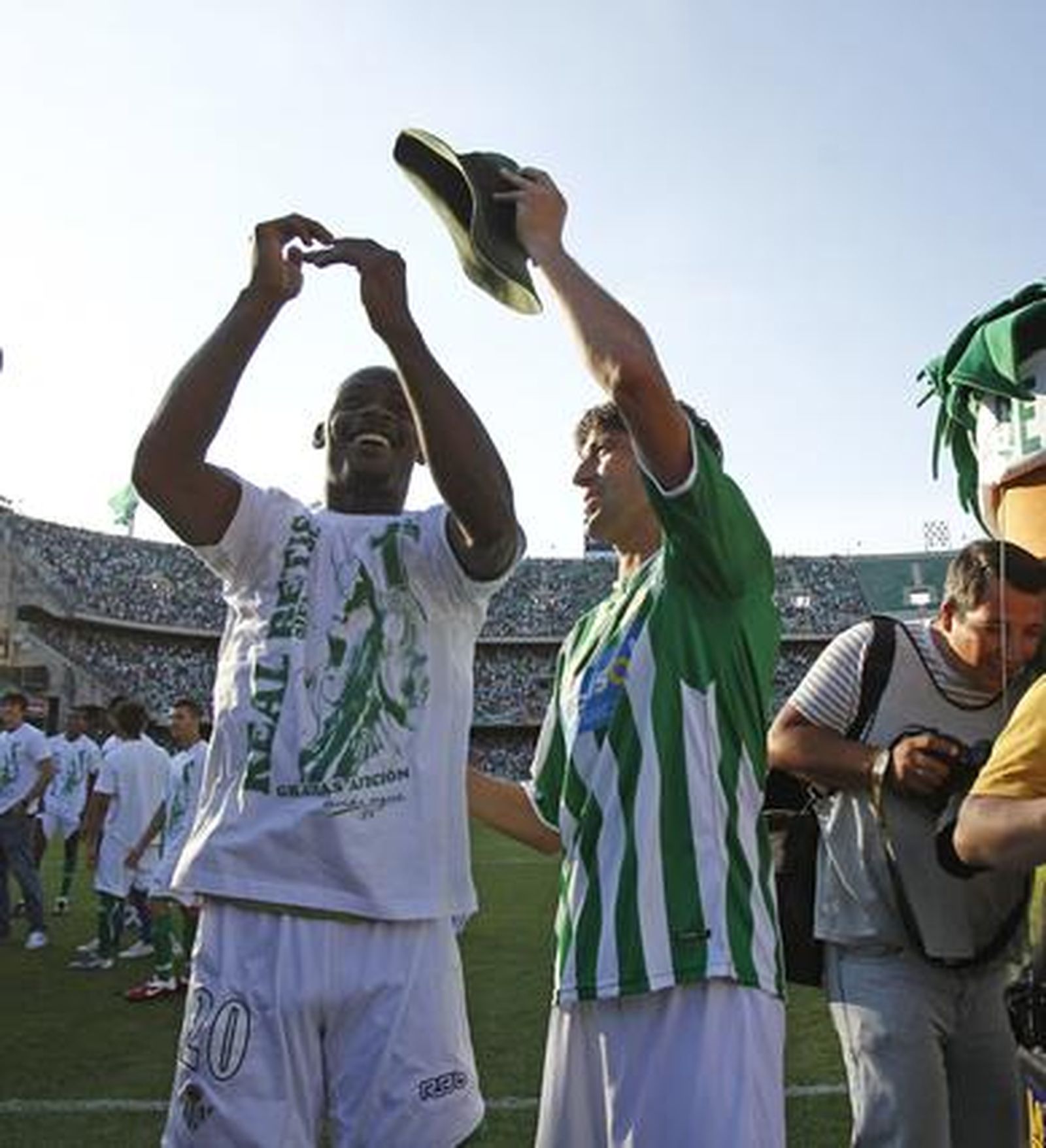 El Betis pone el broche de oro a la temporada con el título de la Liga Adelante. / Antonio Pizarro