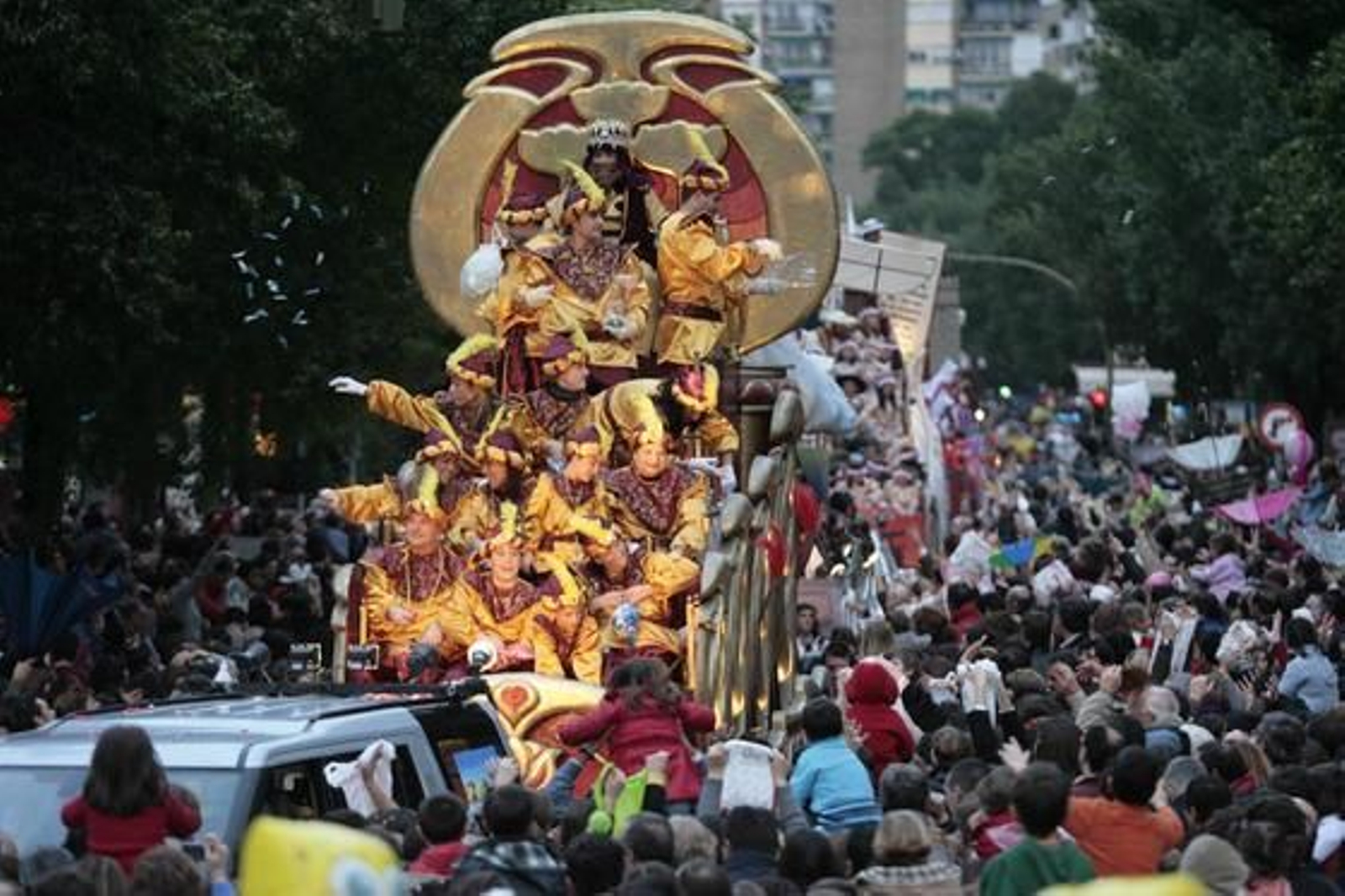 El Presidente de Cáritas Diocesana, Felipe Cecilia, preside la carroza del rey Gaspar.

Foto: Juan Carlos Muñoz