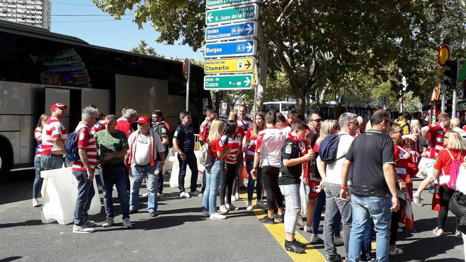 Madrid se tiñe de rojiblanco en la previa del Real Madrid-Granada CF