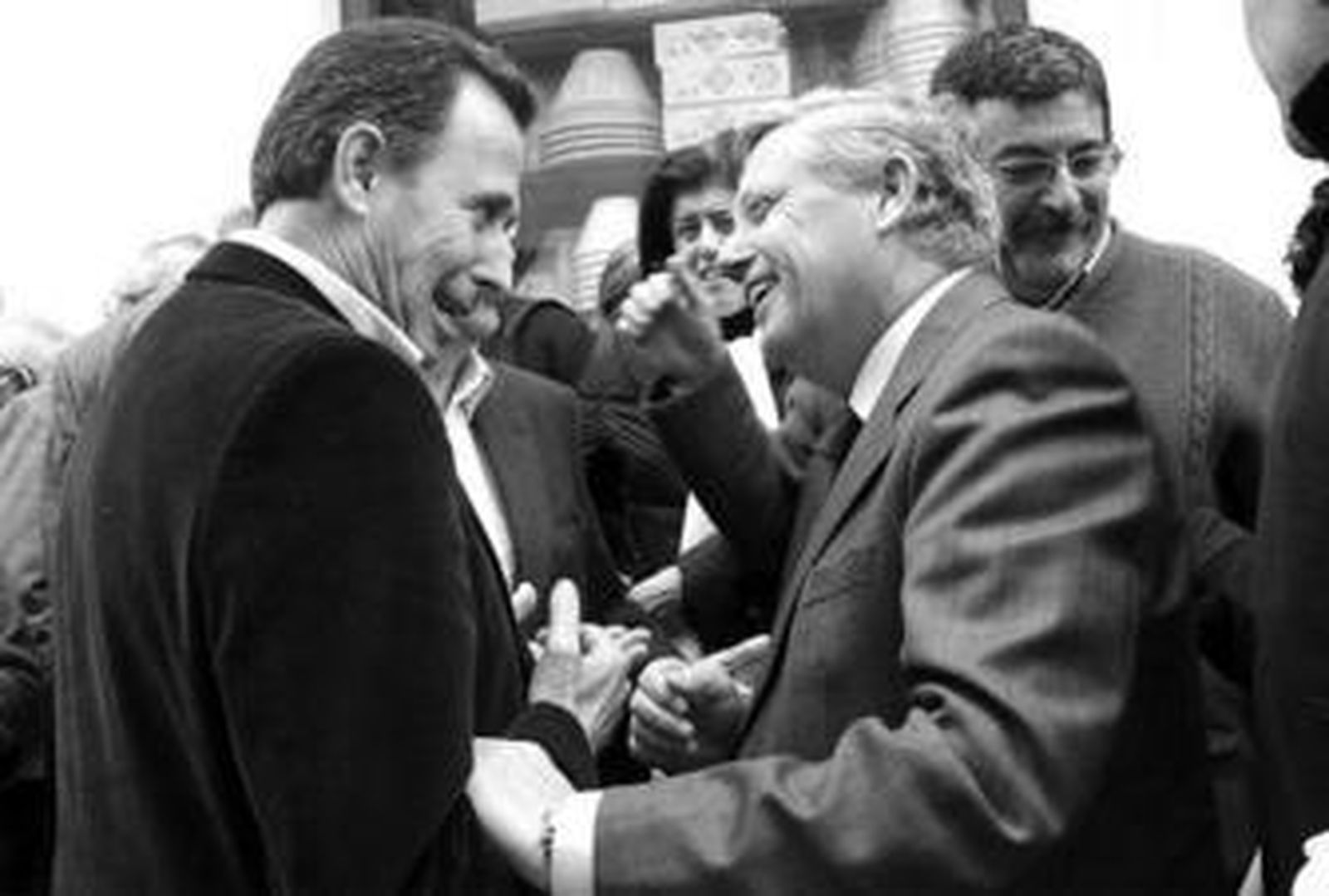 Román (PSOE) y Marín (PP), ayer tras la concentración que se realizó a las puertas del Ayuntamiento.