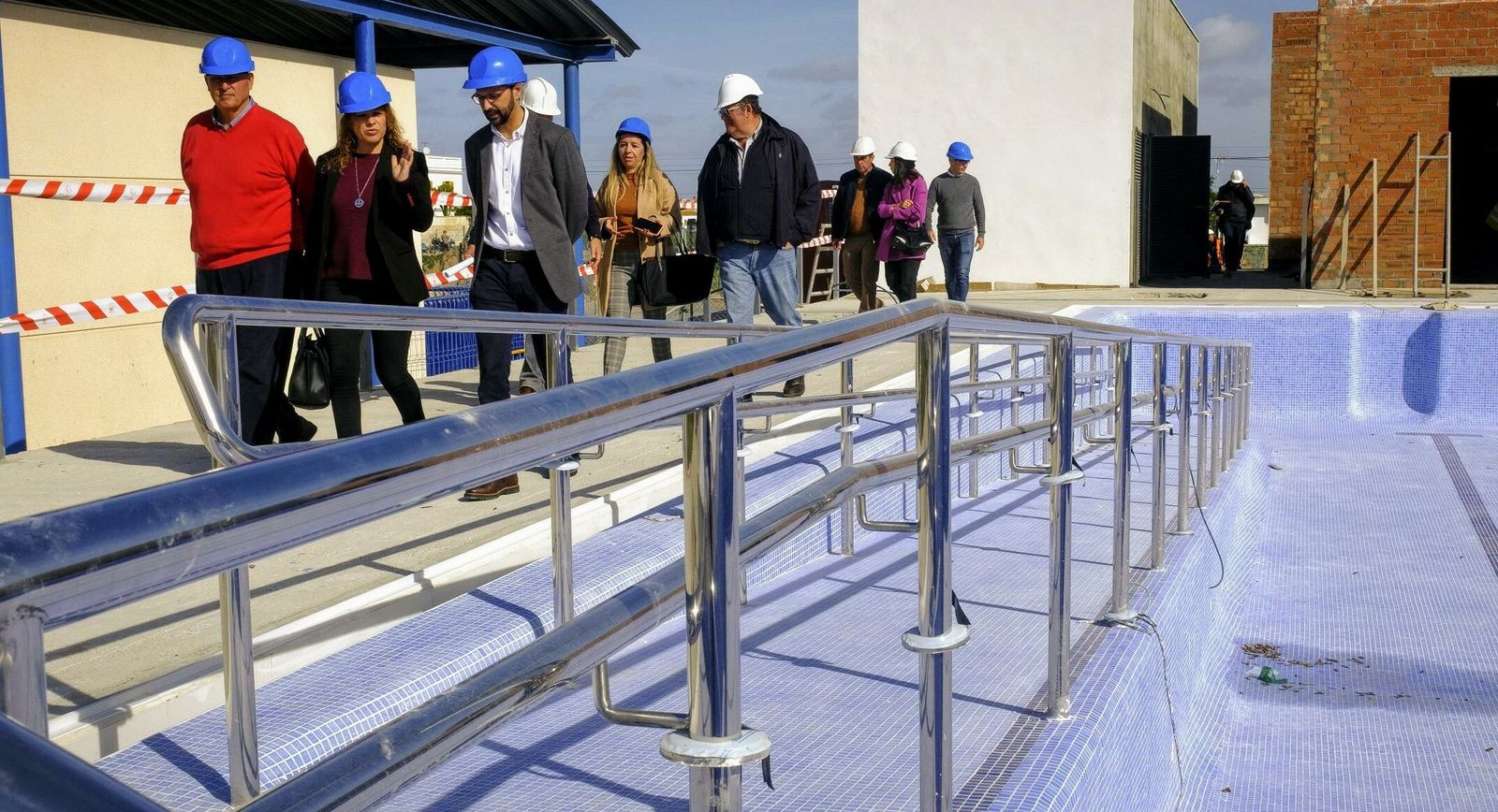 El alcalde, Víctor Mora, ha visitado hoy las obras de las dos piscinas que se están construyendo en La Algaida.
