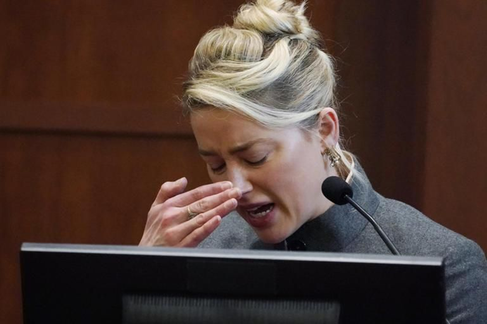 Amber Heard, llorando en un momento de su testimonio.