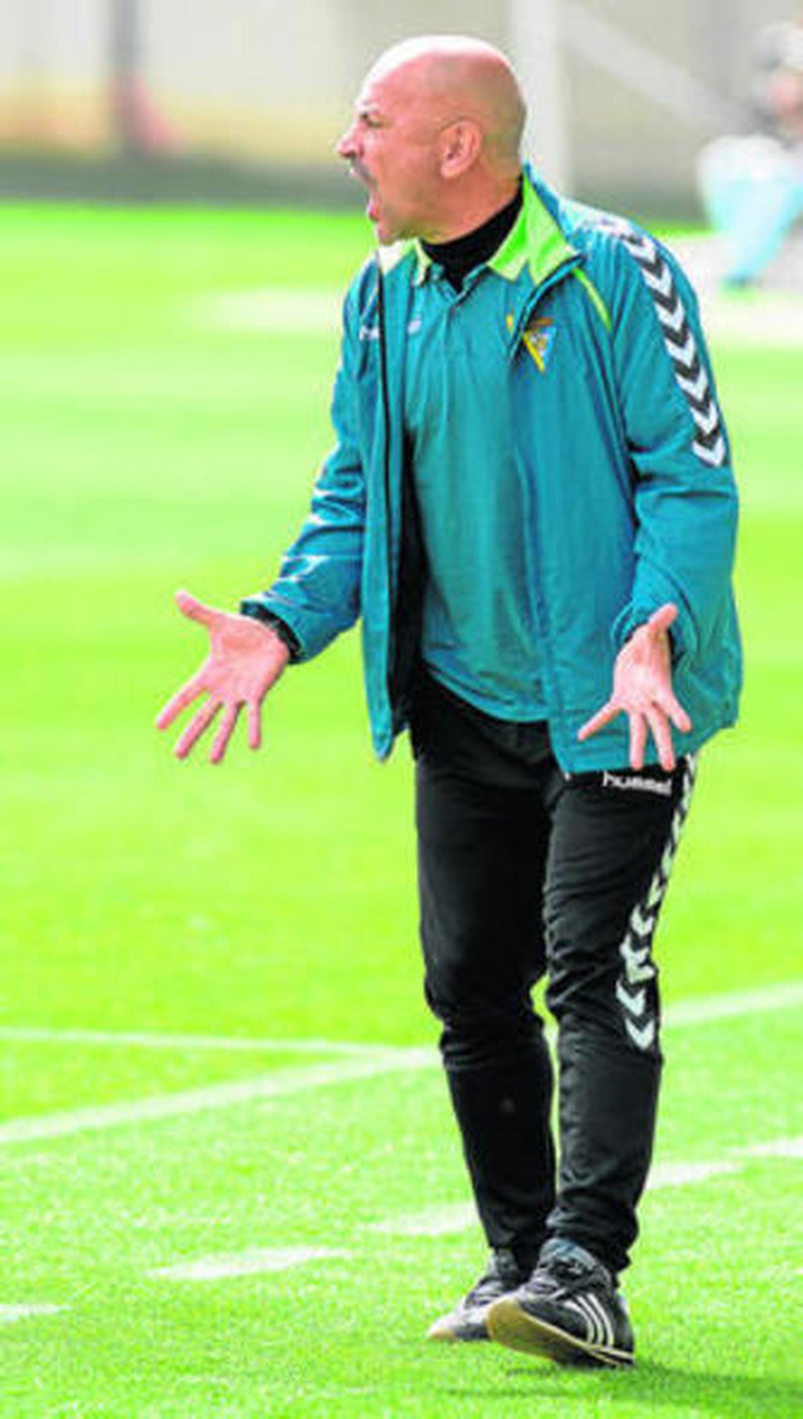 Claudio dirigiéndose ayer a sus jugadores con energía desde la banda.