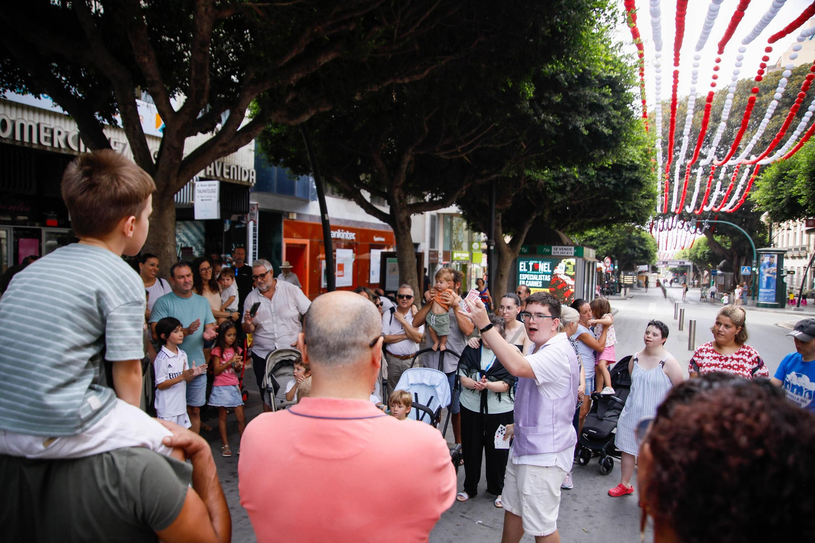 Las mejores imágenes del espectáculo 'Magia en la Calle' en el Paseo de Almería