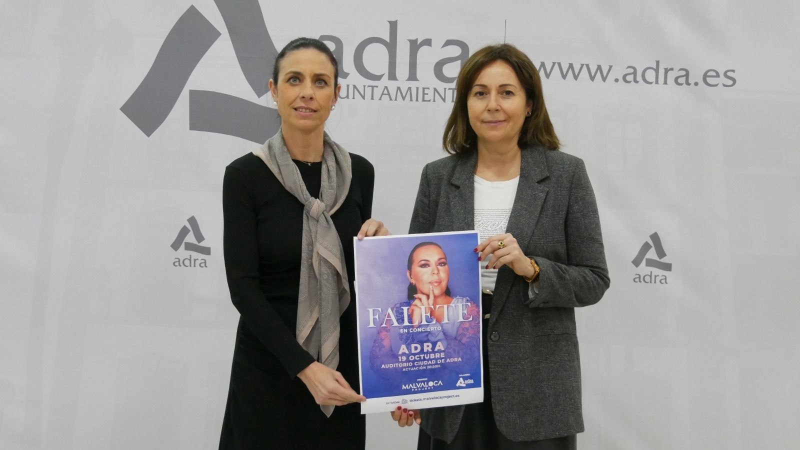 Las concejalas con el cartel del concierto.