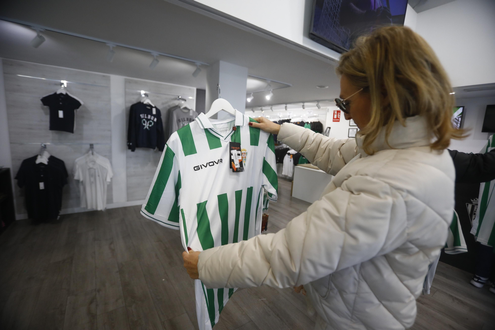 La venta de las equipaciones del Córdoba CF de esta temporada, en imágenes