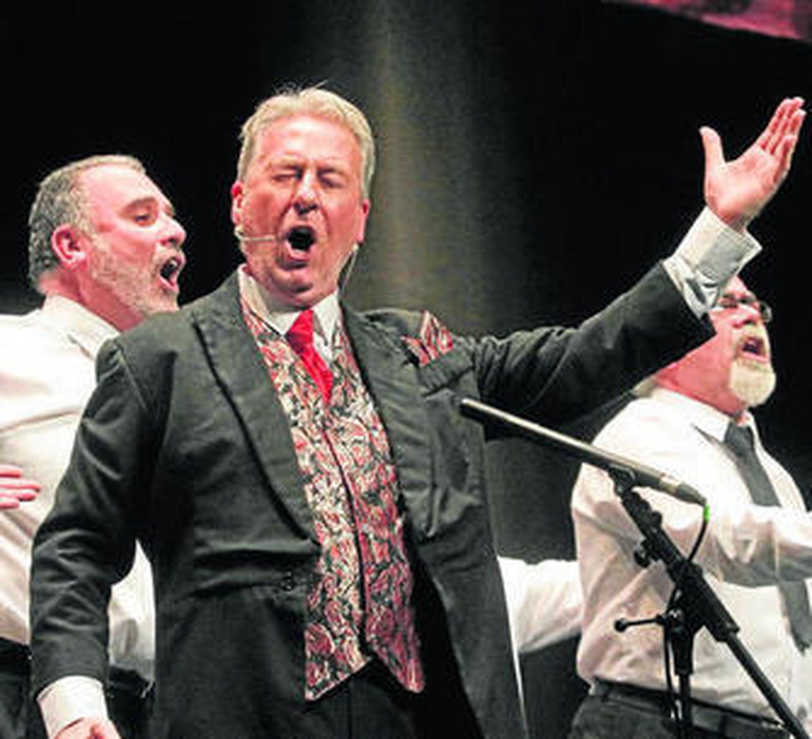 Tito Iglesias, en uno de los pasadobles que interpretó junto al grupo de Antología de Enrique Villegas.