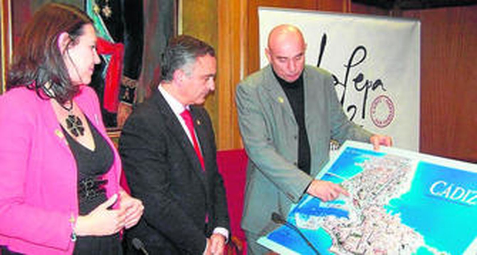 Usero recibió a María Luisa García y a José Piñeiro en el Salón de Plenos de Diputación.