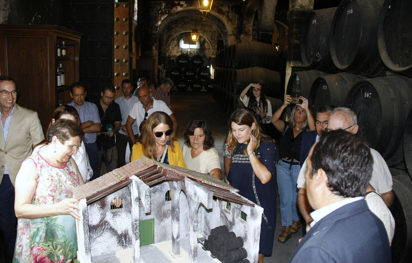 Carla Terry e Iván Llanzas con un grupo de la fundación la Once en una de las actividades de la visita.