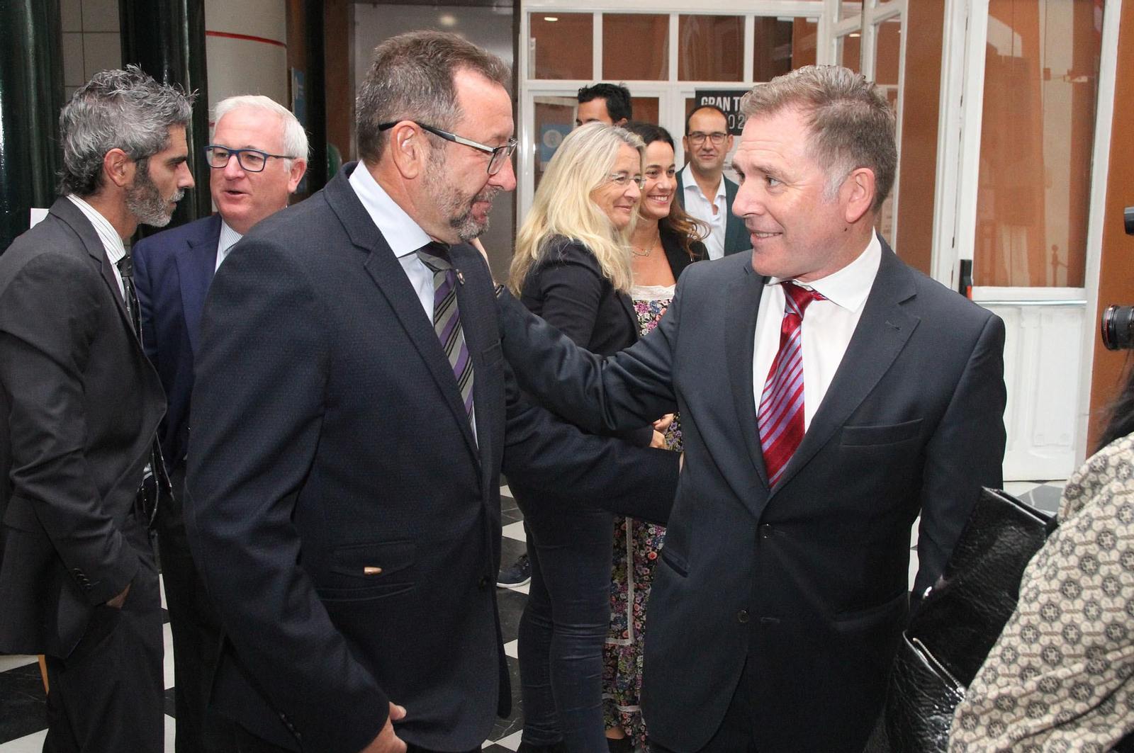 Imágenes de la conferencia y desayuno-coloquio de Gabriel Cruz, alcalde de Huelva