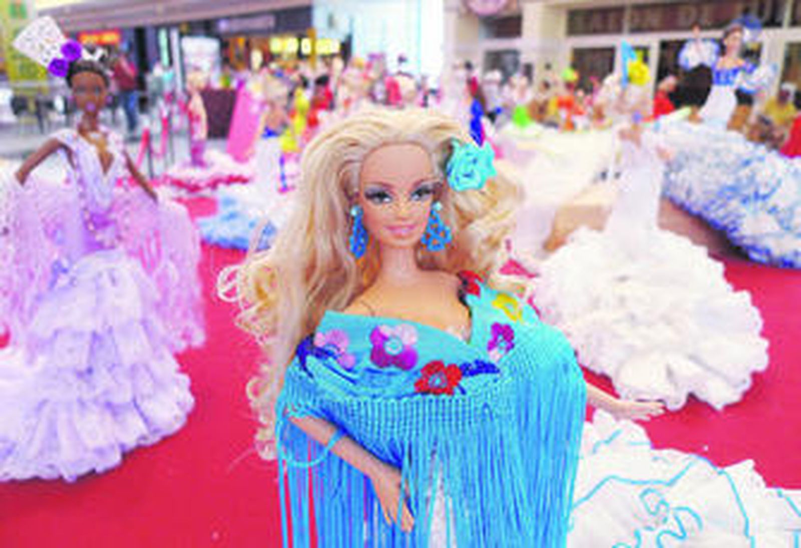 Una de las muñecas vestida de flamenca en la exposición Poderío.