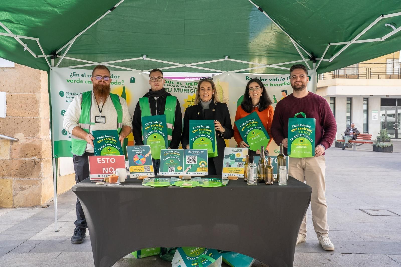 Susi Ibáñez y Juan Carlos Muyor visitan el stand de Ecovidrio en Roquetas de Mar.