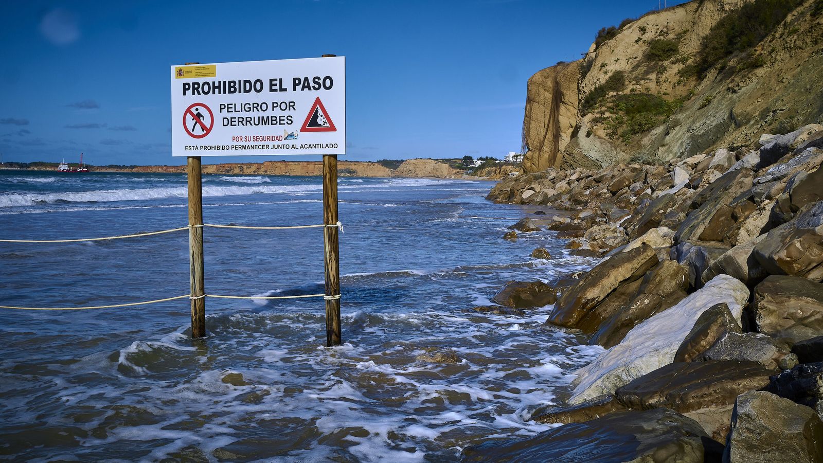 Carteles prohibiendo el paso en la zona de los acantilados que van del Roqueo a la Fuente del Gallo.
