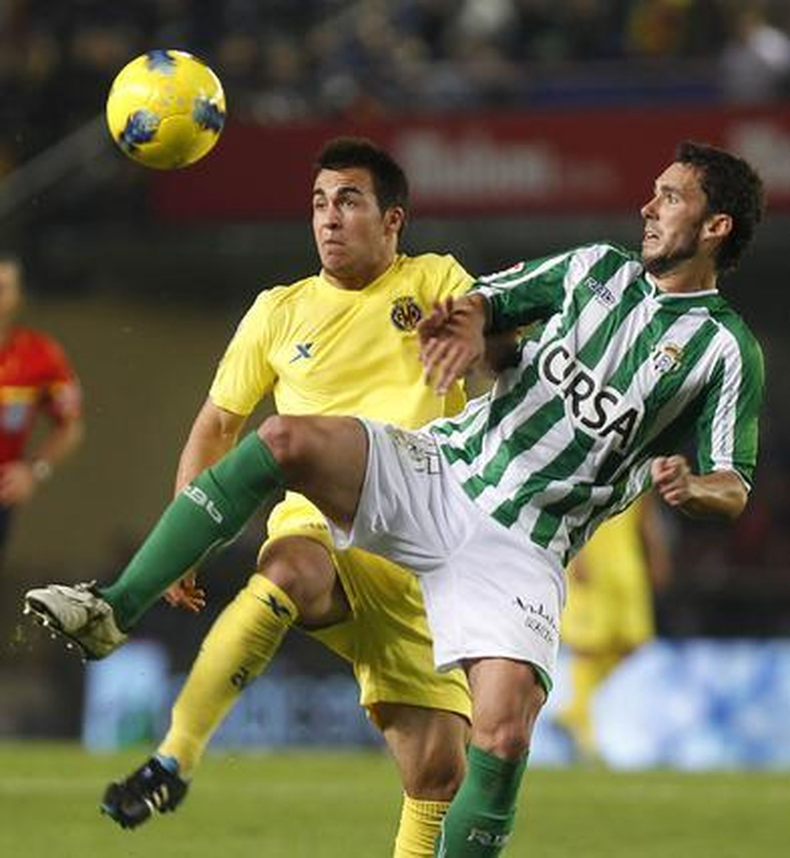 El delantero del Villarreal CF, Joselu Moreno (i), lucha la pelota dividida con el defensa del Real Betis, Ustaritz Aldekoaotalora.

Foto: EFE