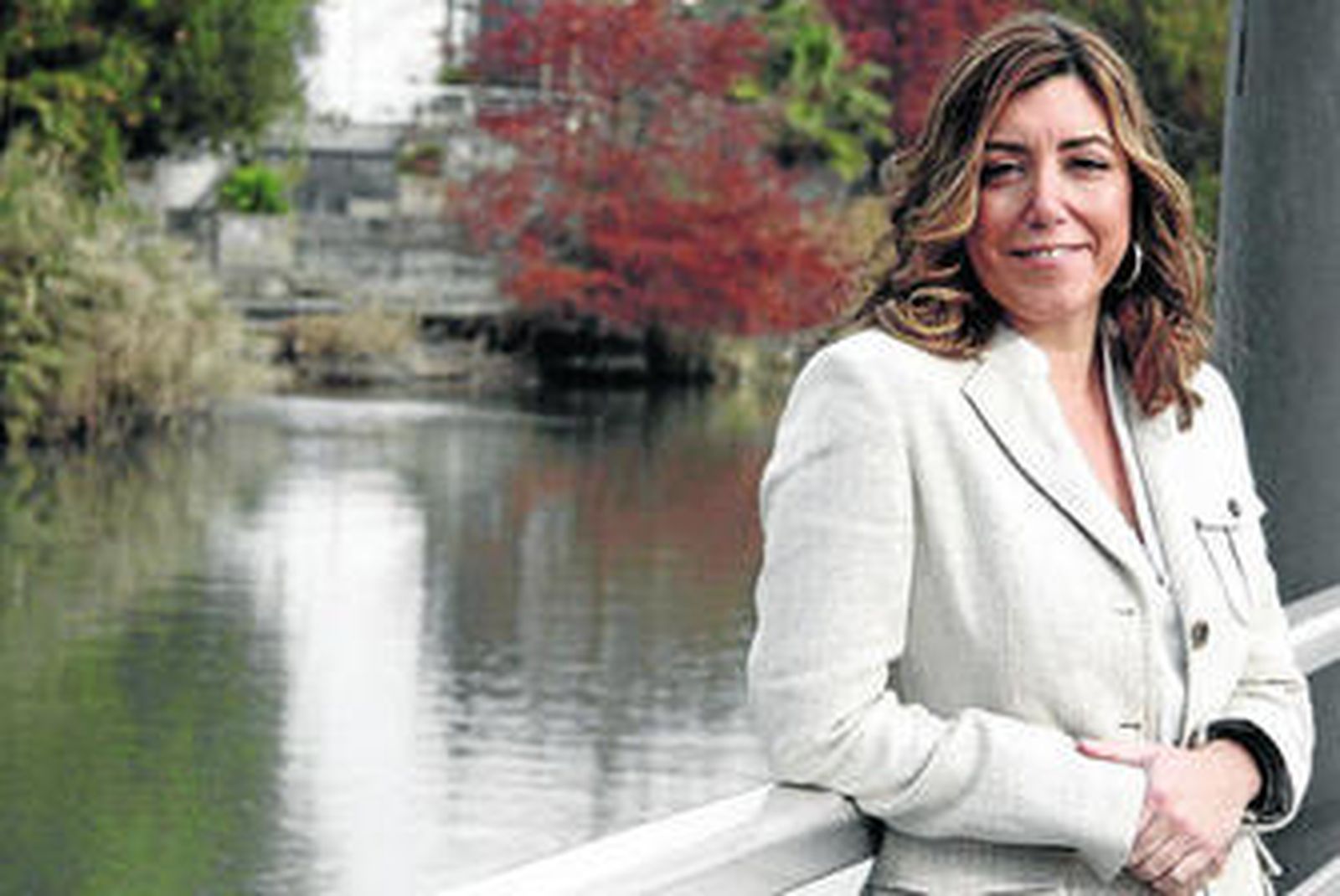 Susana Díaz, el pasado viernes, junto a una pasarela del Guadalquivir en Sevilla.