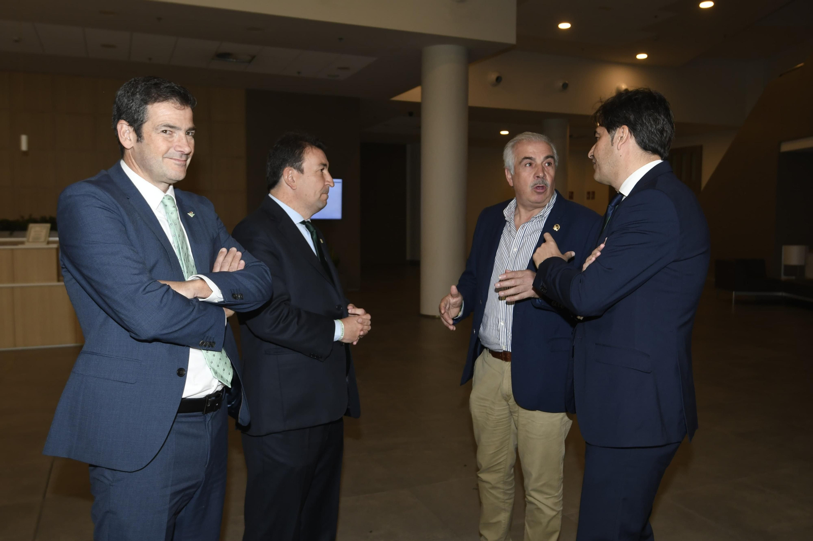 Ramón Alarcón, López Catalán, y Ángel Haro hablan con Juan de Dios Álvarez, presidente de las peñas béticas.