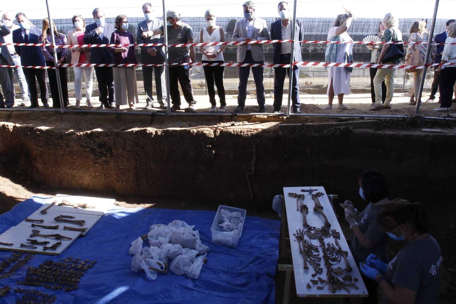 Visita institucional a los trabajos de exhumación.