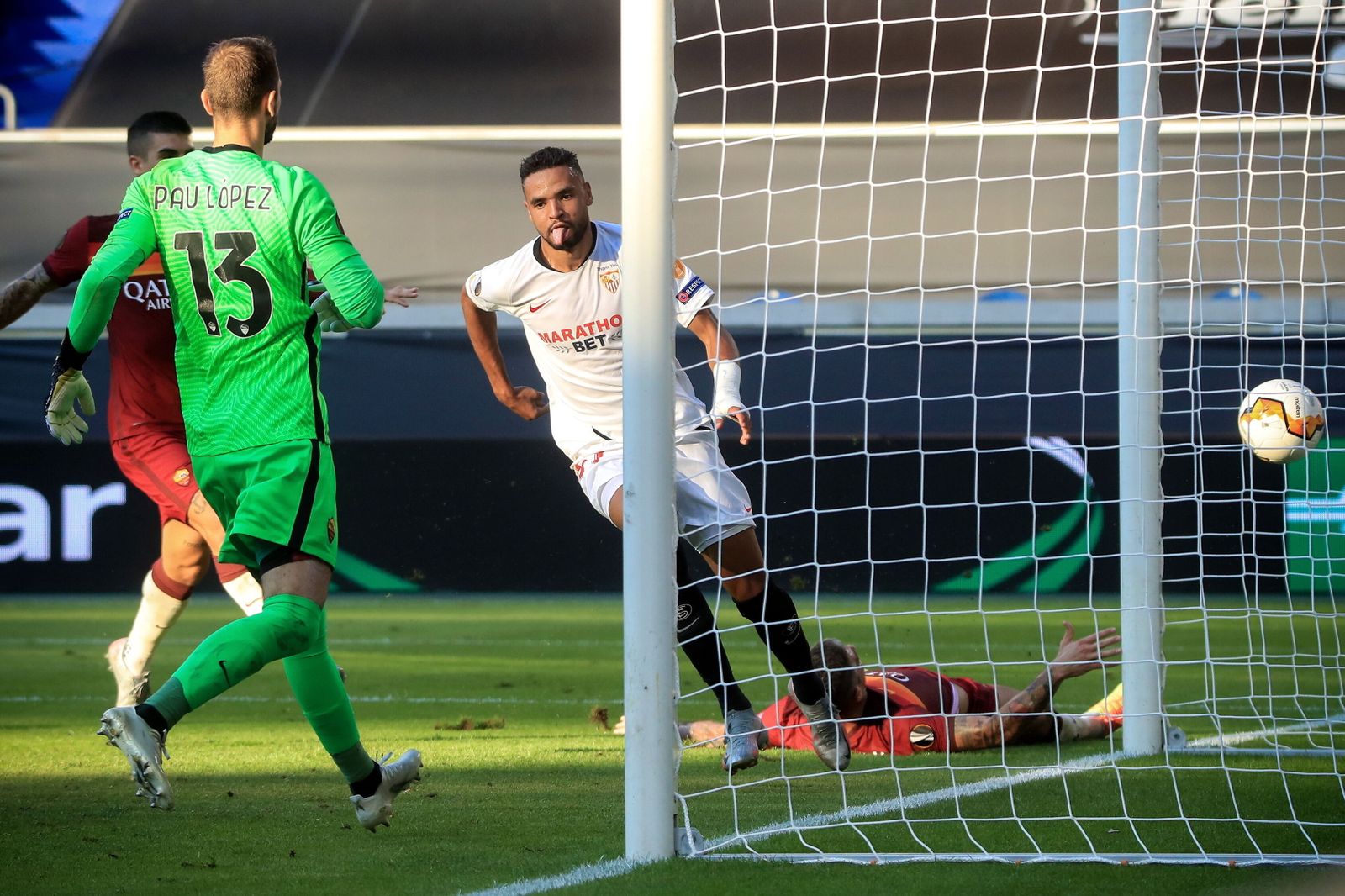 En-Nesyri marca el segundo gol contra la Roma.