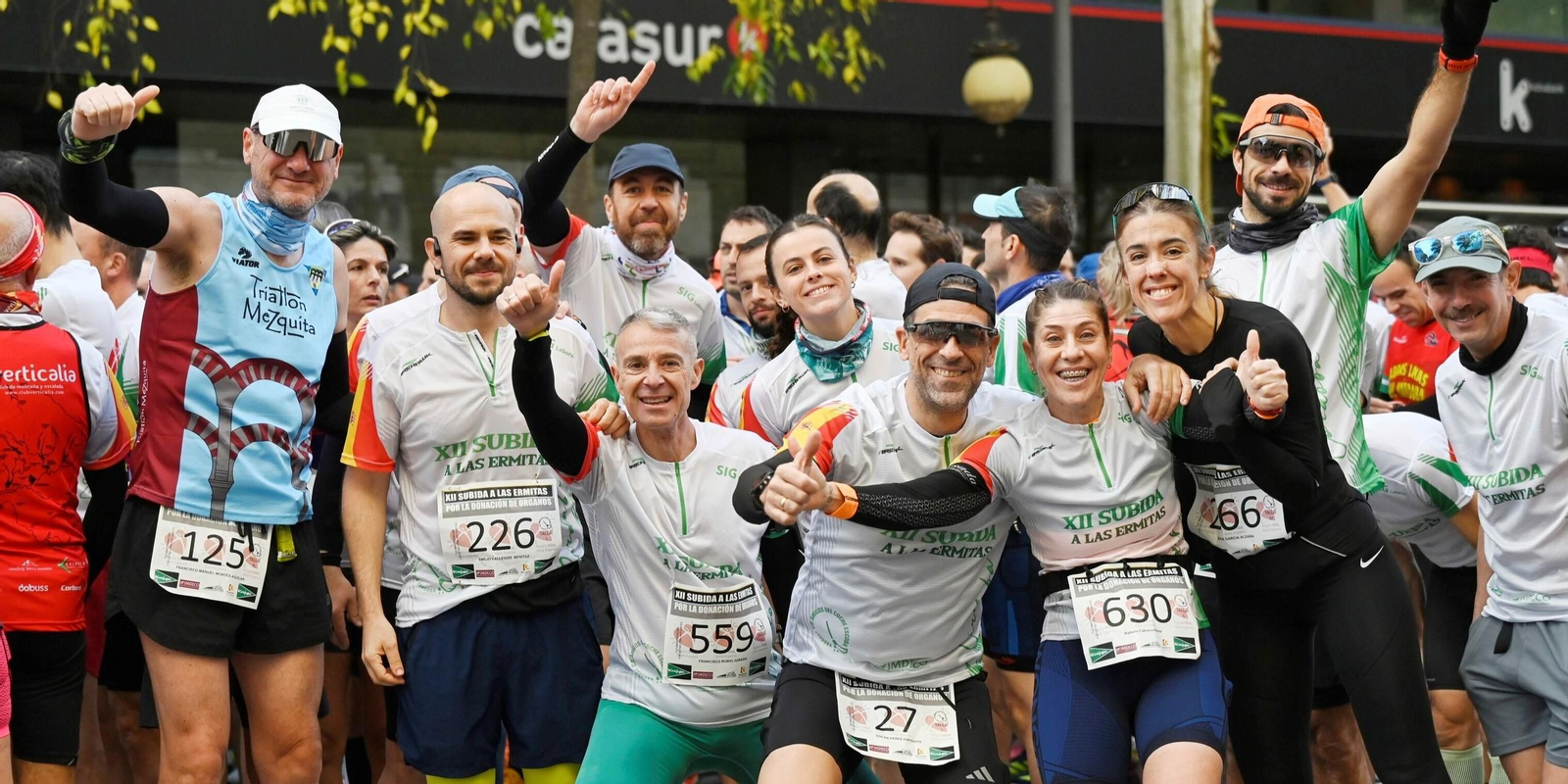 Un grupo de corredores, antes de tomar la salida en la XII Subida a las Ermitas por la donación de órganos.