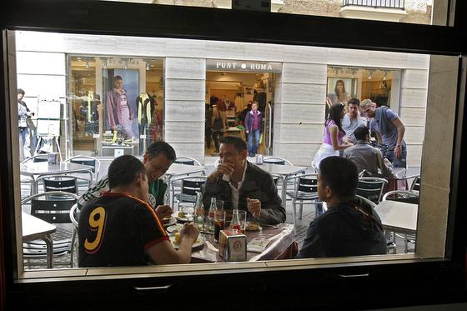 Unos 3.000 cruceristas visitan Cádiz con las escalas del ´Eurodam´ y ´Le Diamant´ en el mes por excelencia de los cruceros. 

Foto: Jose Braza