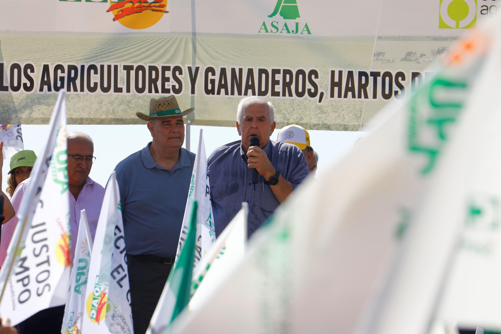 La protesta del sector agrario contra las políticas de la UE en Córdoba, en imágenes