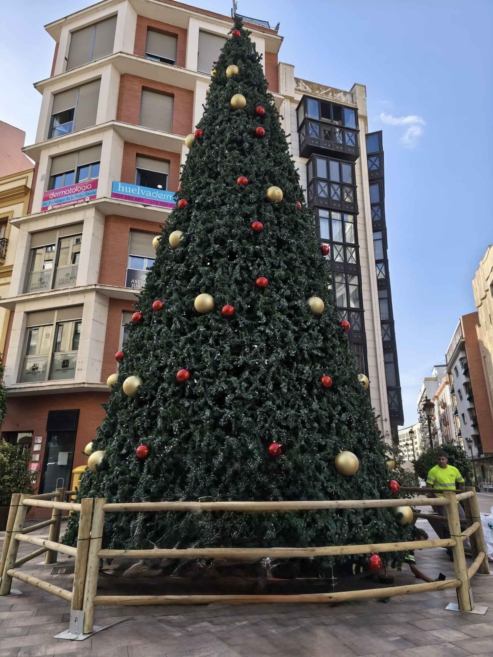 El árbol navideño de La Placeta, ya instalado a 16 de octubre