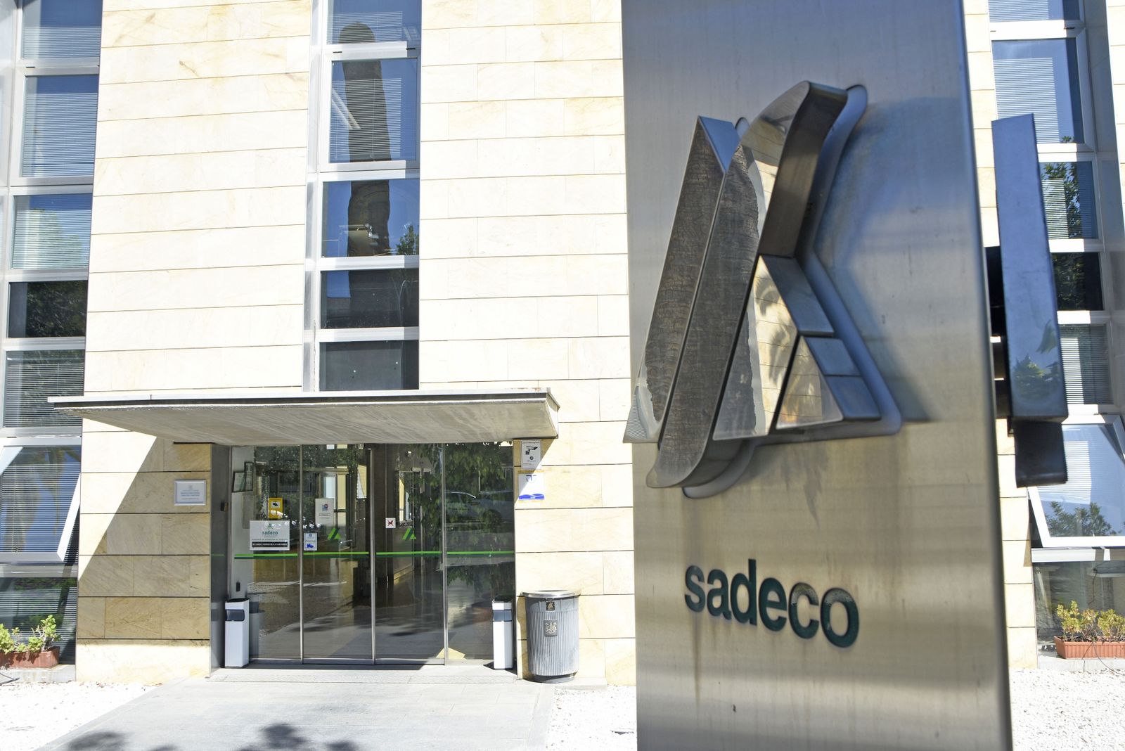 Fachada exterior de Sadeco.