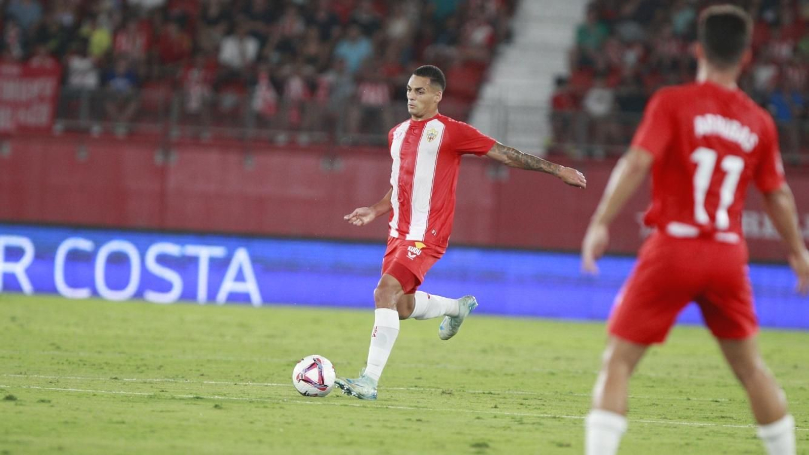 Kaiky busca un pase entre líneas en uno de los duelos en casa.