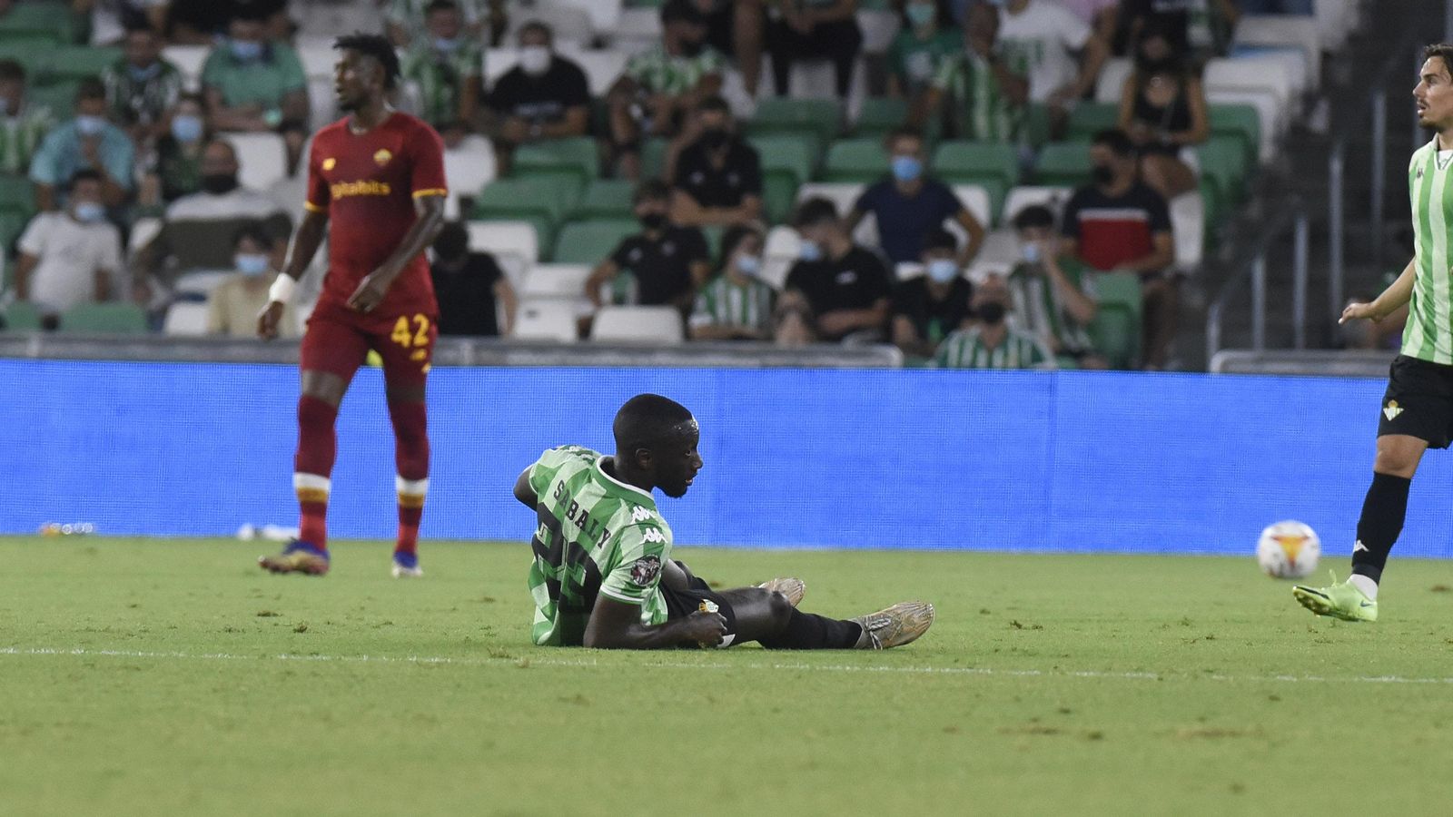 Sabaly, sobre el césped, pide el cambio al lesionarse.