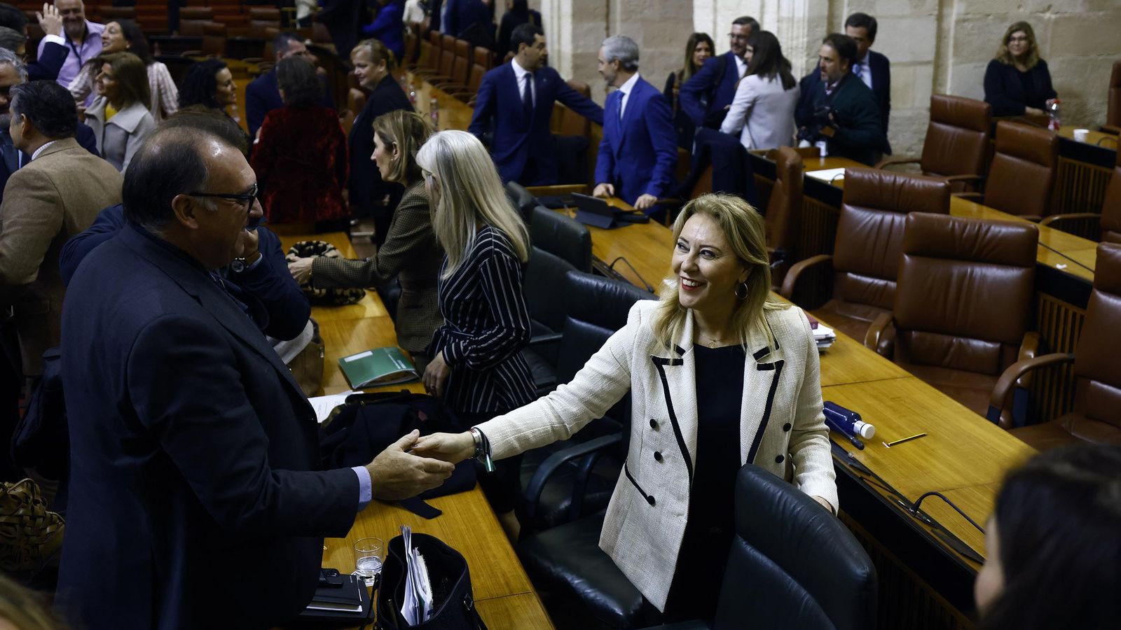 La consejera de Hacienda, Carolina España, felicitada por su compañero de gobierno, Arturo Bernal.