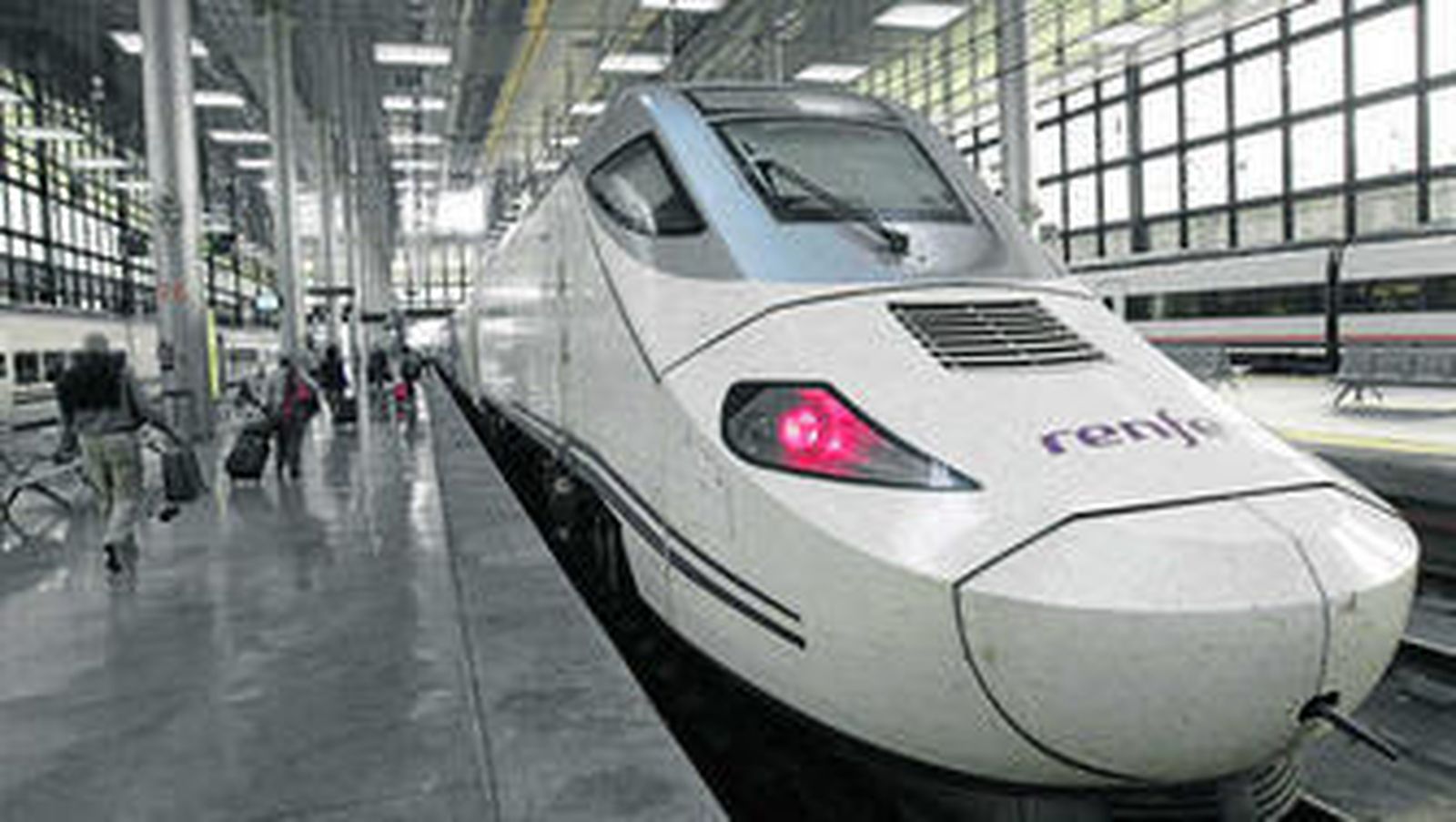 El tren Alvia, en la estación de Renfe de Cádiz, en una imagen de archivo.