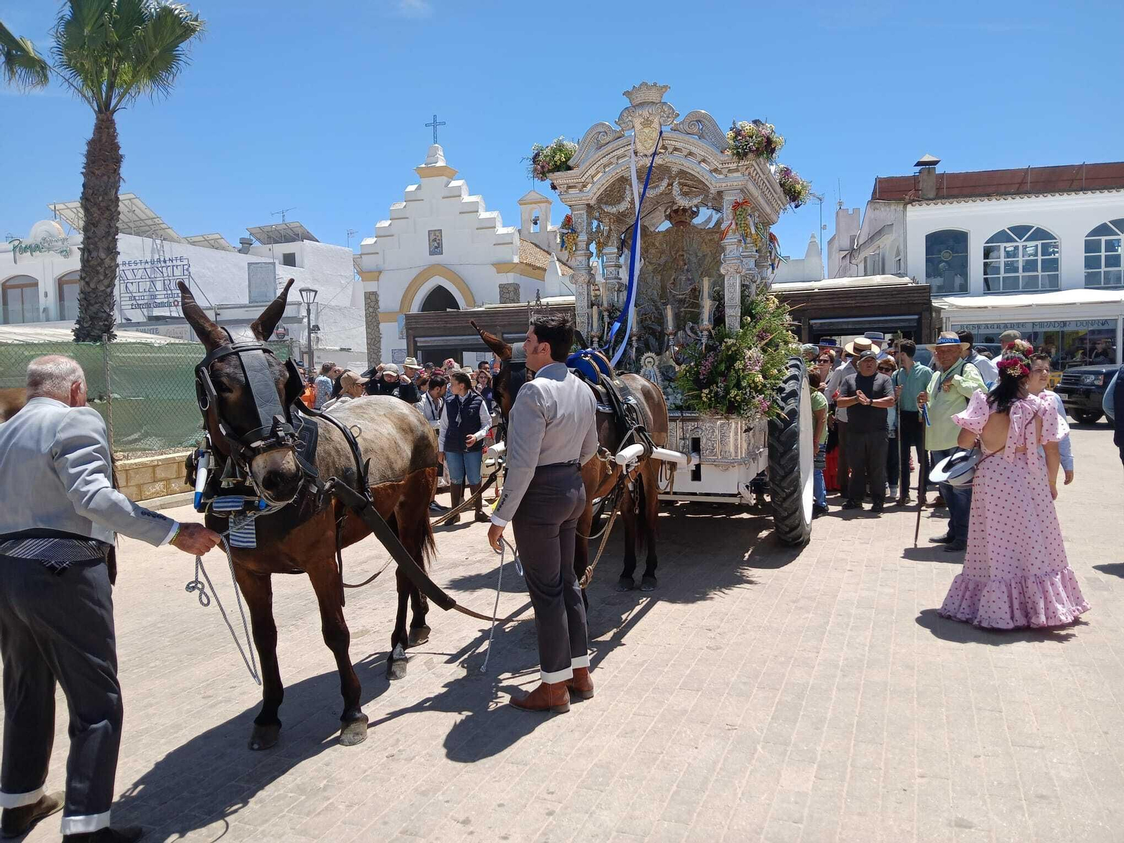 Rocío 2024: Imágenes del Primer día de embarque de romeros en Bajo de Guía en Sanlúcar