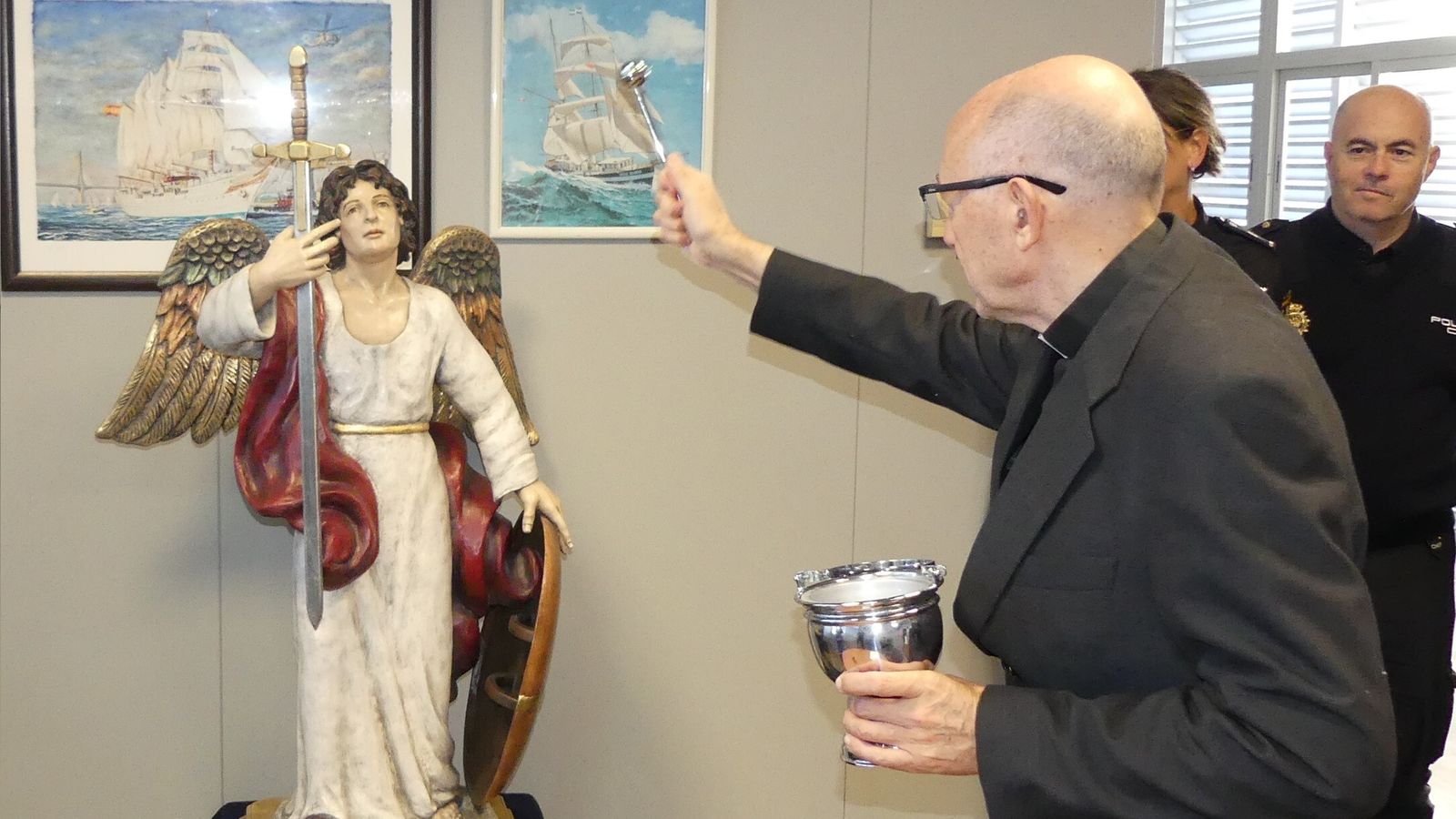 Momento en el que se procede a la bendición de la imagen.