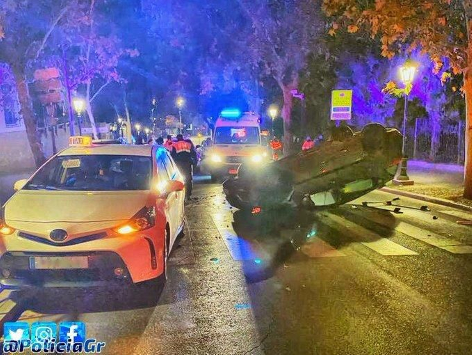 Tres heridos en el choque entre un taxi y un turismo en el Centro de Granada