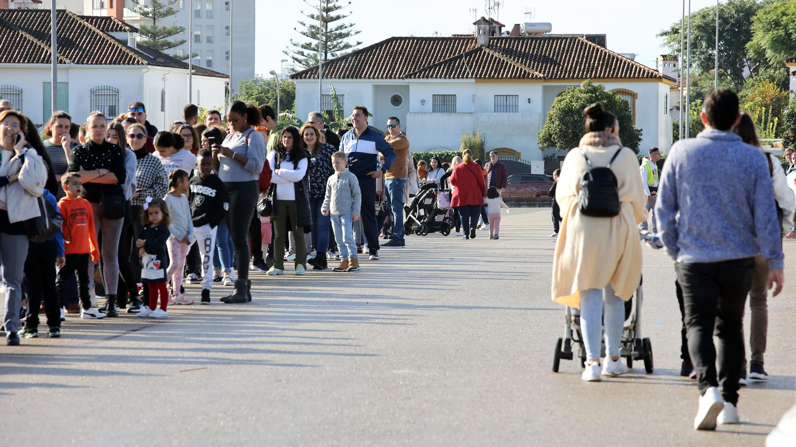 El parque de atracciones de Navidad junto a la Feria volvió a llenarse este sábado El parque de atracciones de Navidad junto a la Feria volvió a llenarse este sábado
