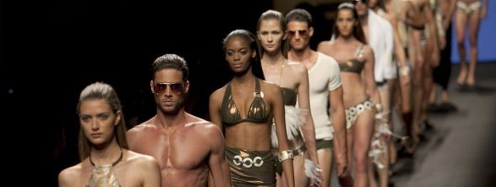 Modelo posa durante el desfile de la pasarela Swimwear Fashion Show Gran Canaria Moda  Cálida. EFE/ Angel Medina G.