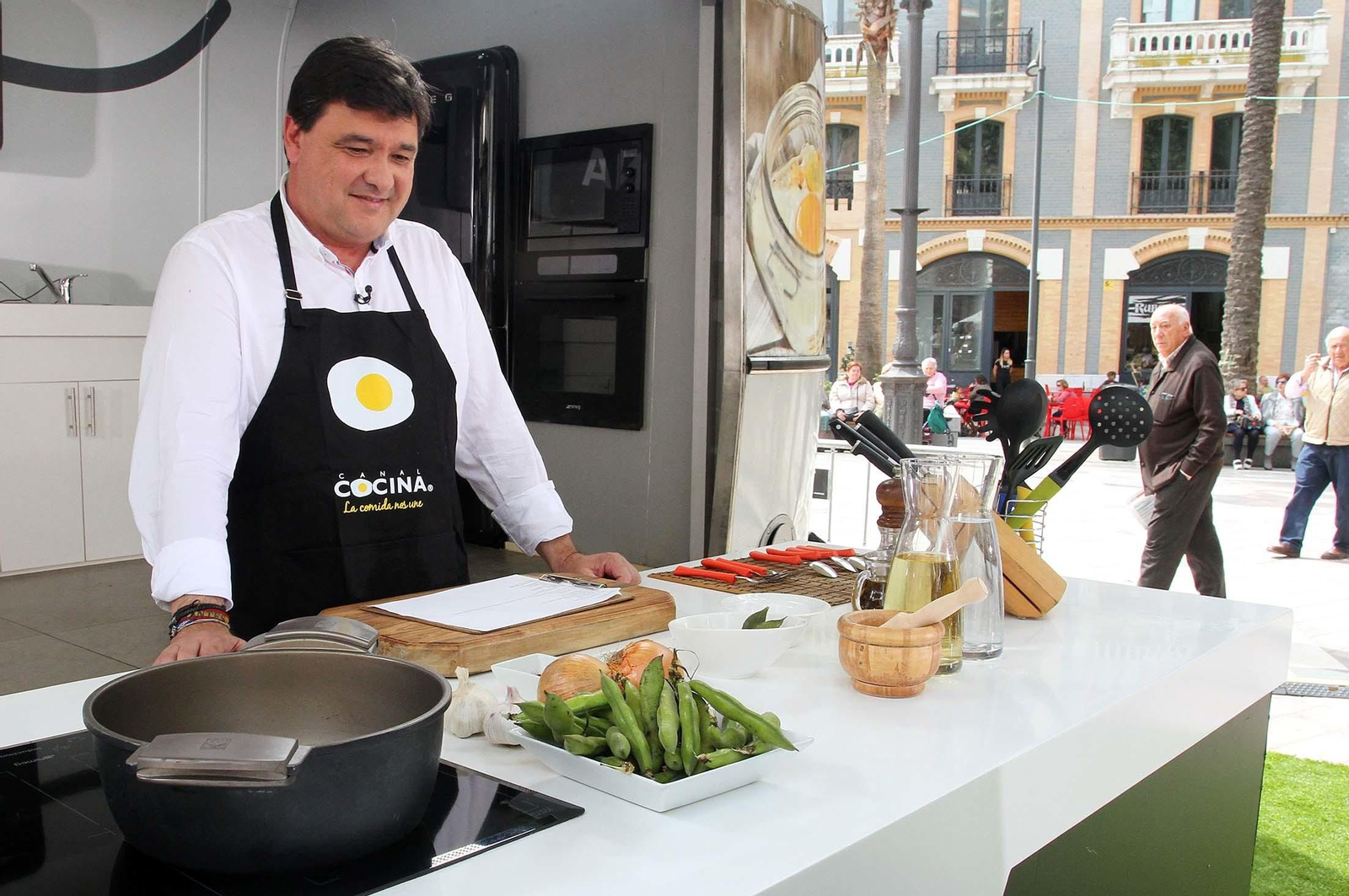 Imágenes de Gabriel Cruz durante la grabación del programa 'Hoy cocina el alcalde'.