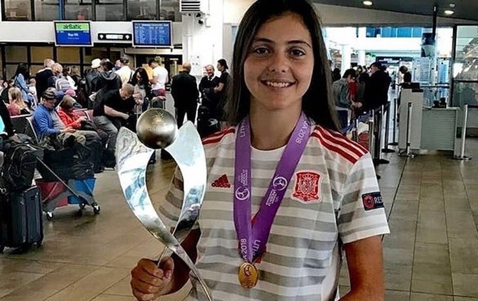 Tere Mérida posa con el trofeo del Europeo sub'17, uno de sus logros internacionales.