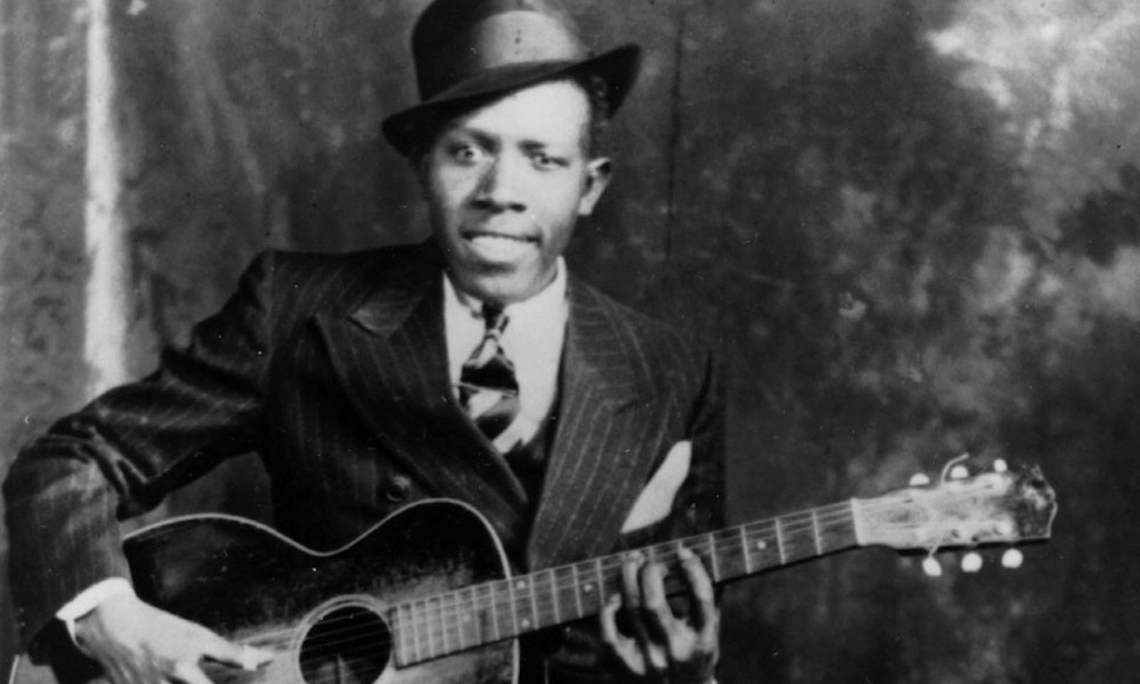 Una de las pocas fotografías que se conservan del ‘bluesman’ Robert Johnson.
