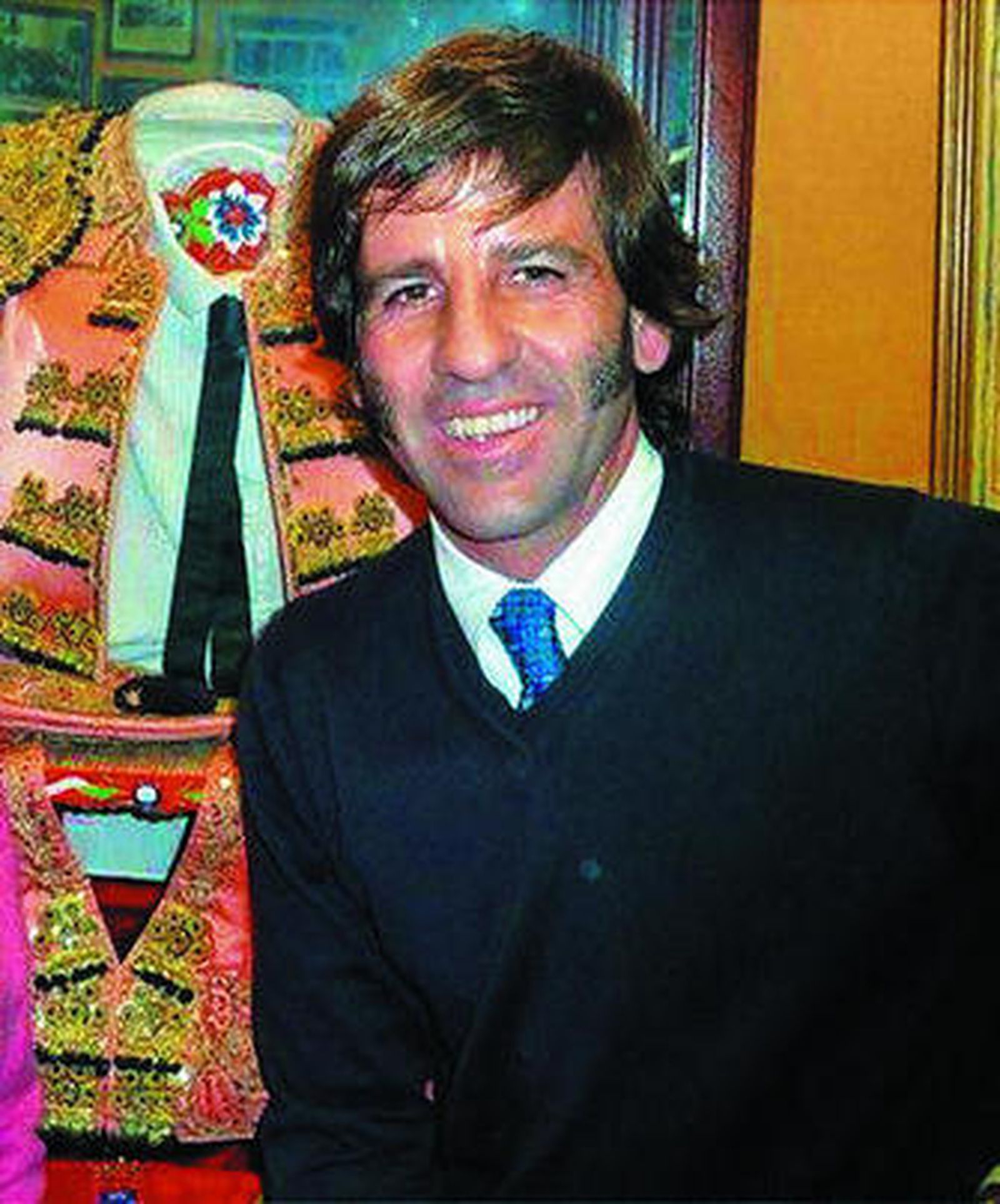 Juan José Padilla, en el salón de la sede de su hospitalaria peña en Jerez, ante uno de sus trajes emblemáticos.