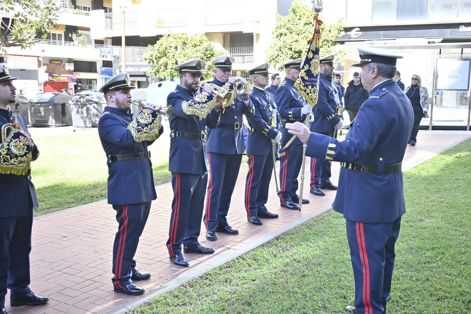 Imágenes de la ofrenda floral por parte de la Comisión del Monumento a la Inmaculada