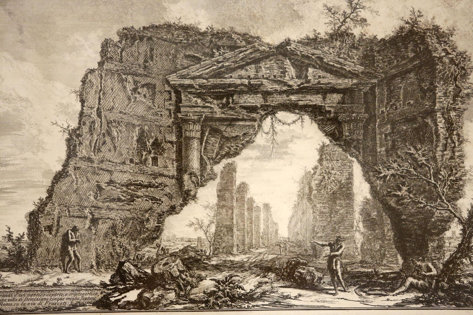 Un grabado de la serie 'Le antichitá romane', de Piranesi, en el Museo Carmen Thyssen.